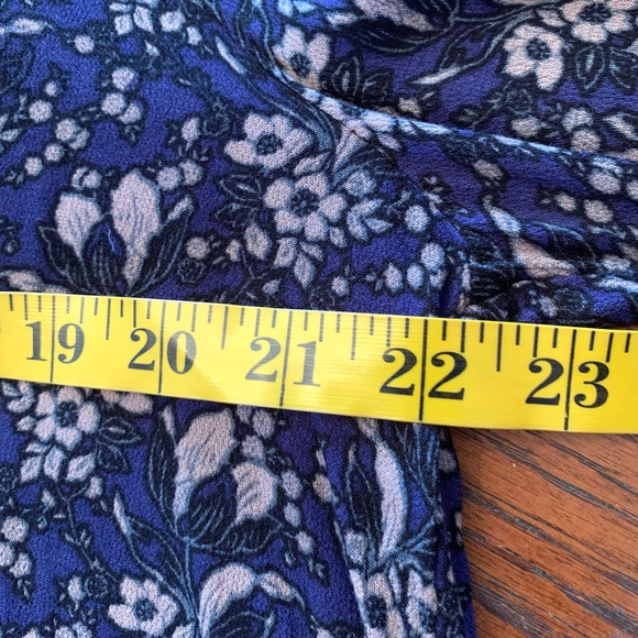 ASTR the Label Navy Blue Grey Floral Blouse Size L career casual V neck top - Picture 6 of 14